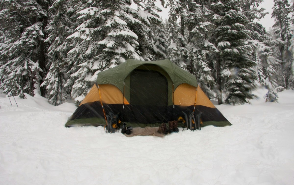 A tent in the snow 